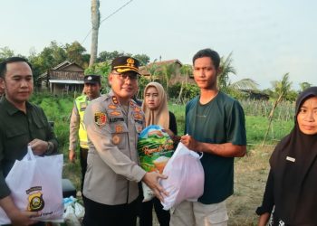 Kapolres OKU Timur Salurkan Bantuan Sosial untuk Korban Puting Beliung di Desa Taraman Jaya