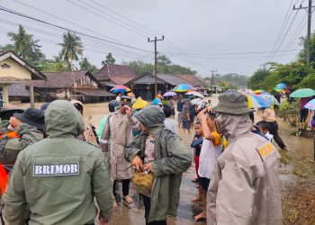 Kapolres OKU Timur Pimpin Langsung Evakuasi Korban Banjir di Desa Nusa Jaya