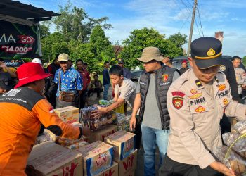 Sinergi Polisi dan Pesantren, Ribuan Bantuan Banjir Disalurkan di Belitang II