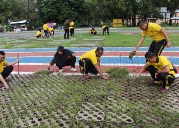 Polres OKU Timur Gelar Kerja Bakti di Taman Tani Merdeka Martapura
